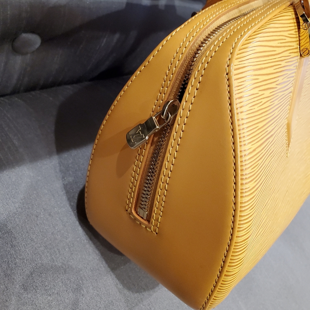 Louis Vuitton -- EPI Bag with Handle - Picture 4 of 9
